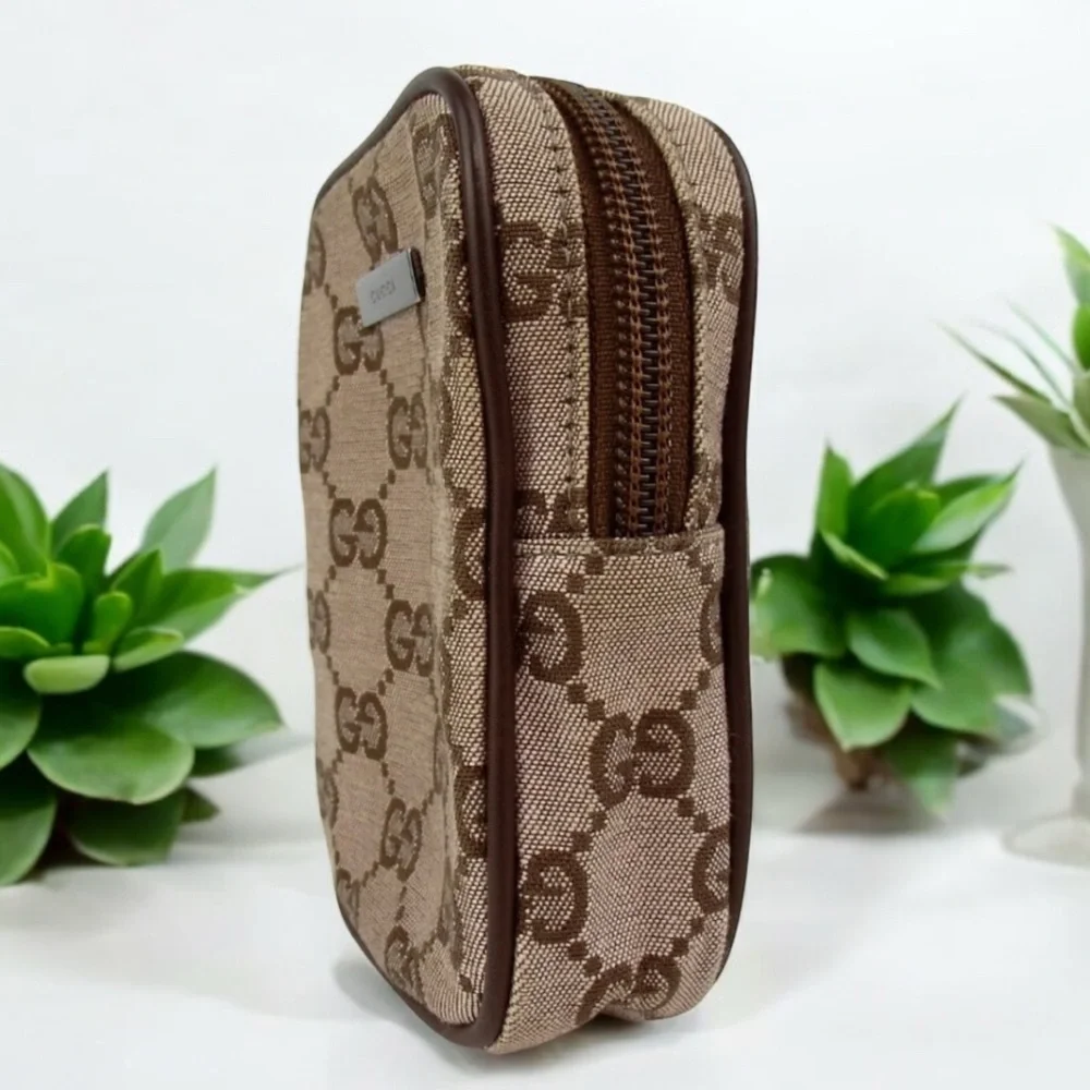 GUCCI Signature Canvas/Leather Pouch 😍